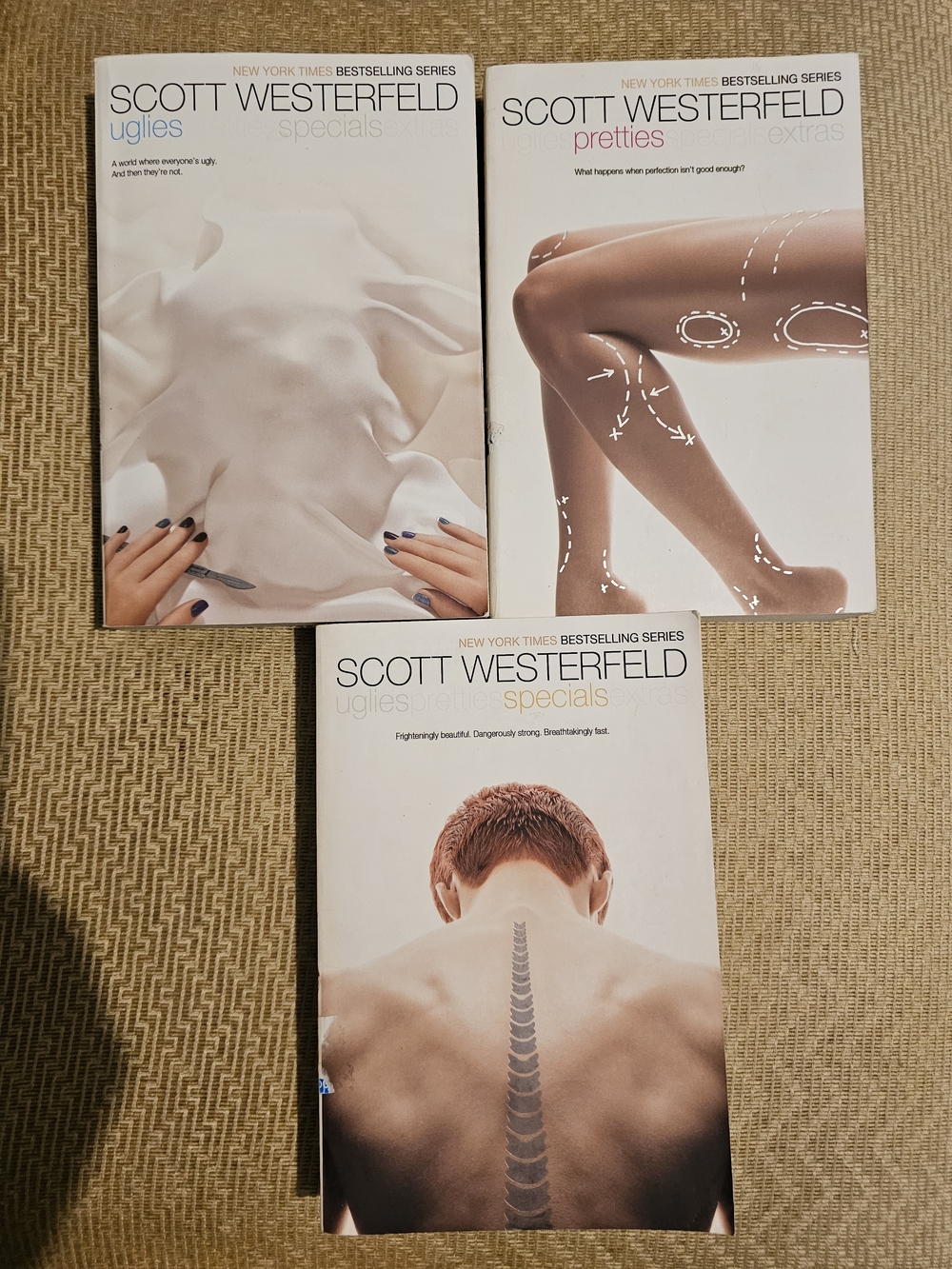 Book Set Scott Westerfeld Uglies And pretties. Set Of 3